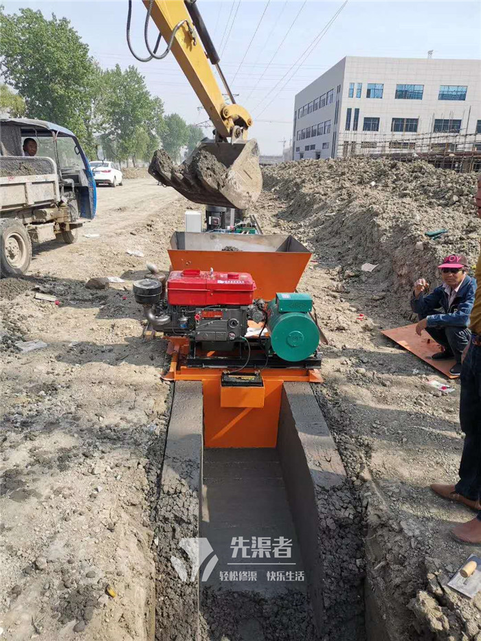 矩形廠區(qū)排水渠機(jī)器施工現(xiàn)場